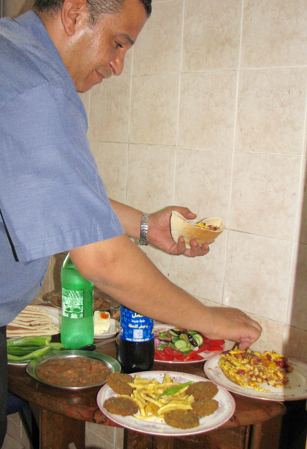 サンドイッチをつくるメトハト・アブデルラスール氏 (1)
